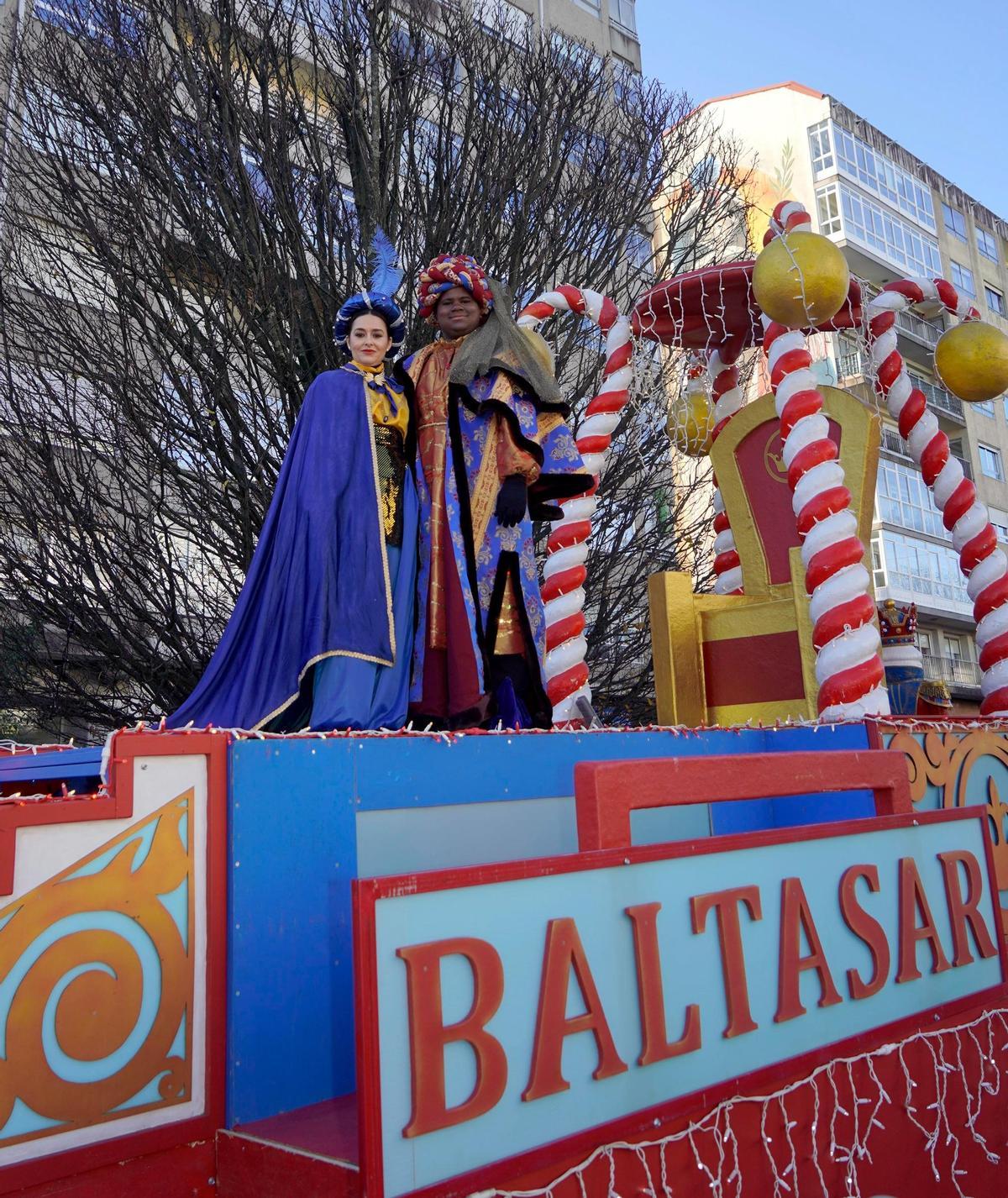 Mucho colorido y más caramelos en la Cabalgata de los Reyes Magos en Vigo