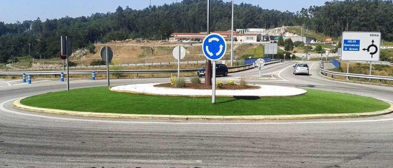 Nueva imagen de la rotonda de la salida de la autovía en Meaño. // Iñaki Abella