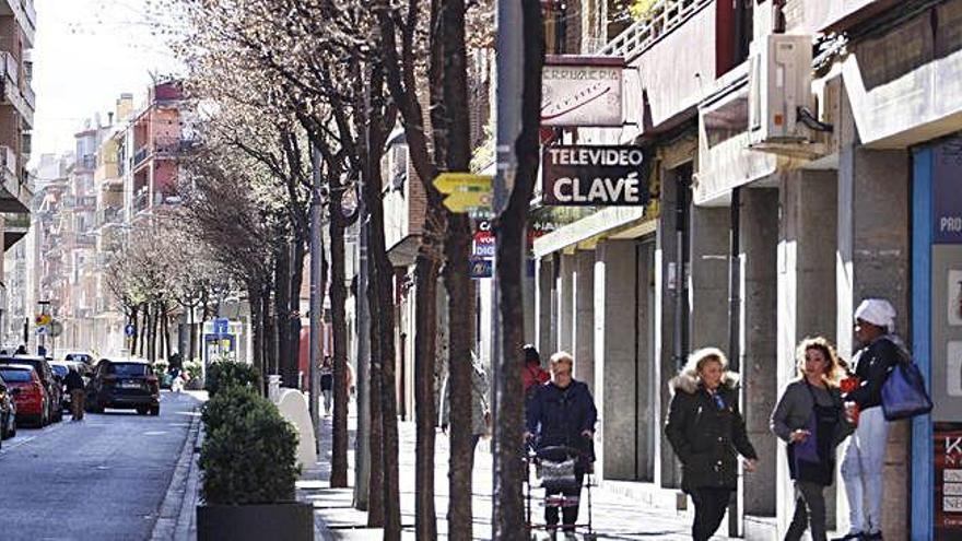 Pisos del carrer Àngel Guimerà de Salt, en imatge d&#039;arxiu.