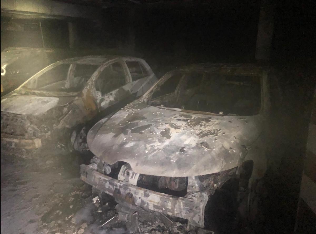 Vehículos calcinados en el incendio de un garaje en Ciudad del Campo