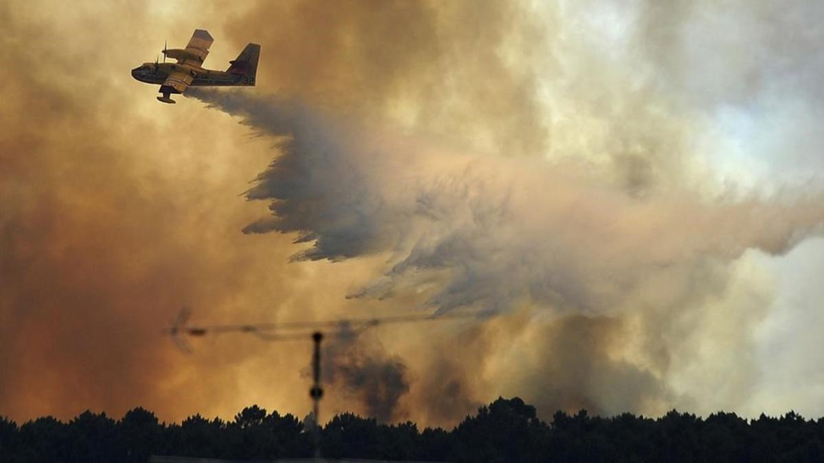 Una avioneta descarga agua sobre Pedrograo Grande, una de la zonas afectadas por el gran incendio que azota a Portugal.