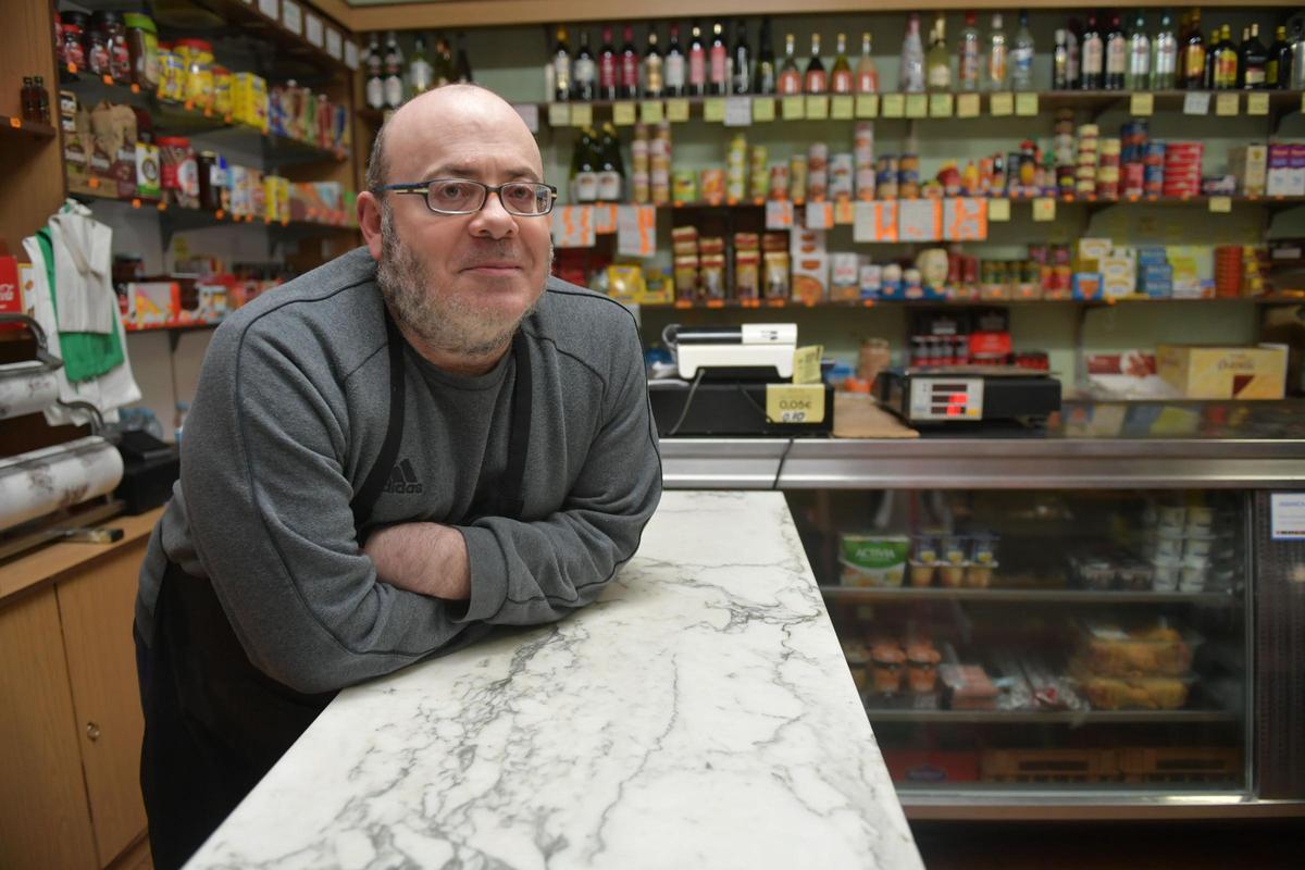 Diego Maceiras en su tienda de alimentación de Caión.