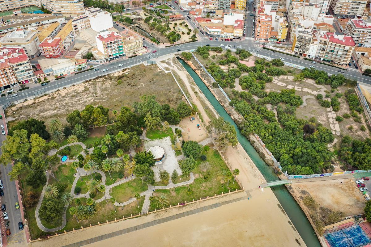 Imagen aérea del parque. En la zona posterior el solar en el que se ubican las dos torres de 26 alturas