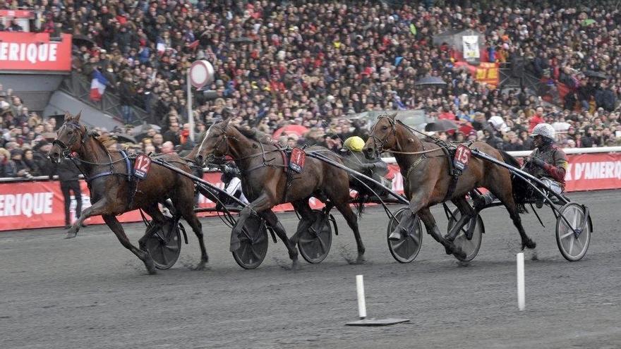 Belina Josselyn (12) cruza la línea de meta de París-Vincennes por delante de Looking Superb (1) y Readly Express.