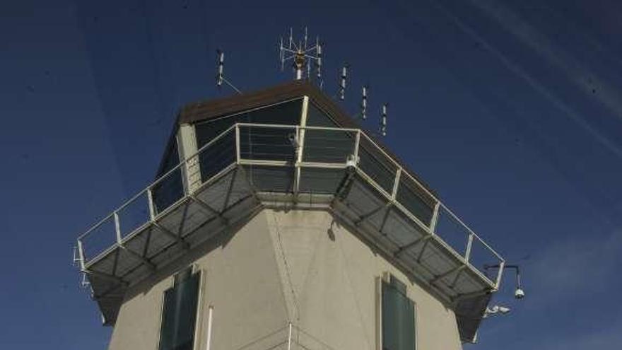 Torre de control del aeropuerto de Alvedro. / víctor echave