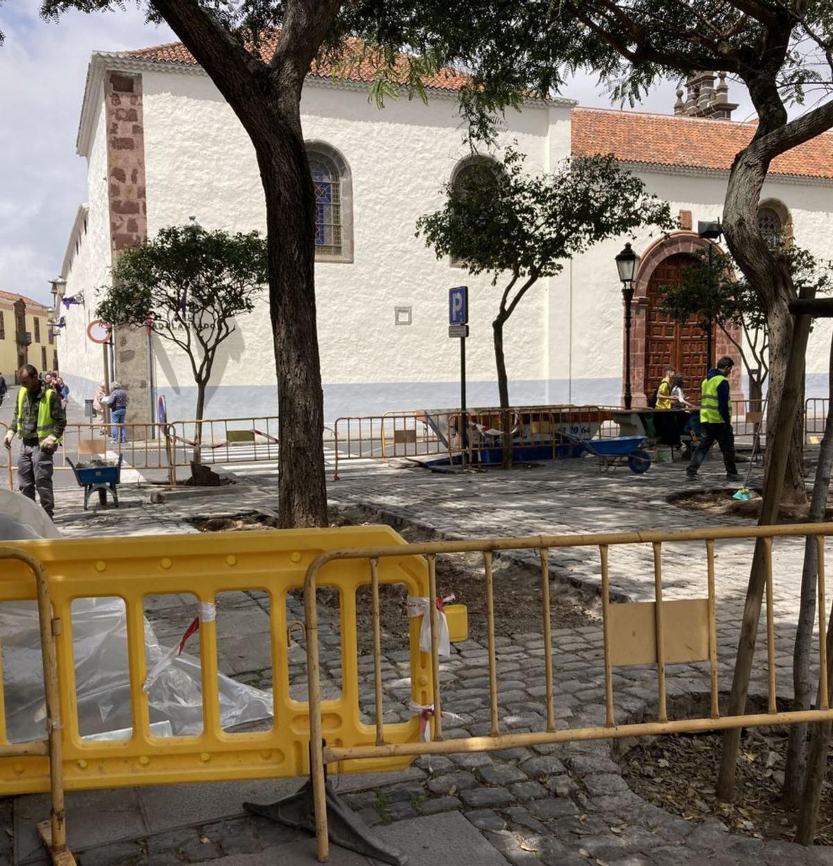 Obras en la plaza del Adelantado antes de una rehabilitación total