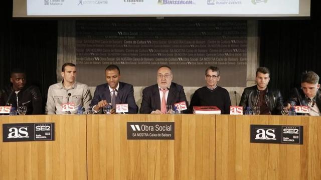 Los representantes del Mallorca, en la mesa presidida por Alfredo Relaño, director de 'As'.