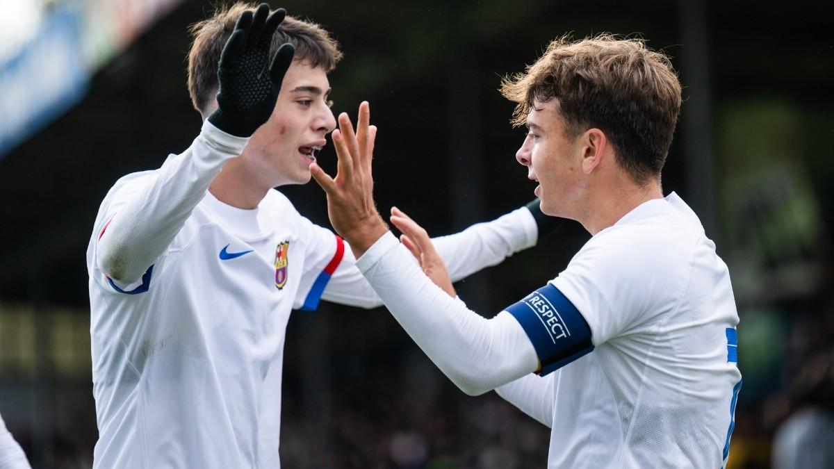 Gistau y Nil Calderó celebran el 0-1 del Juvenil A en Hamurgo