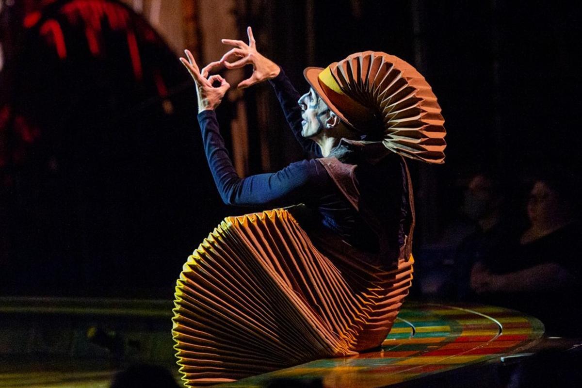Nico, el hombre acordeón en uno de los momentos del espectáculo