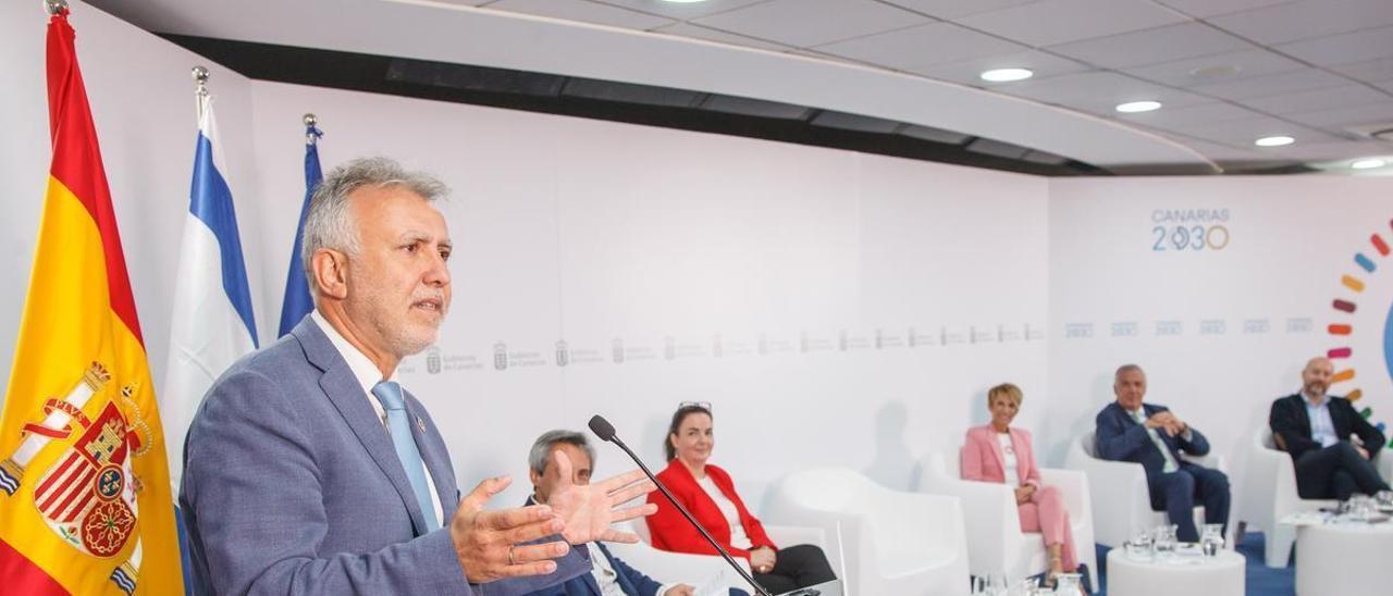 Ángel Víctor Torres, durante la inauguración de las jornadas celebradas ayer en Las Palmas de Gran Canaria.