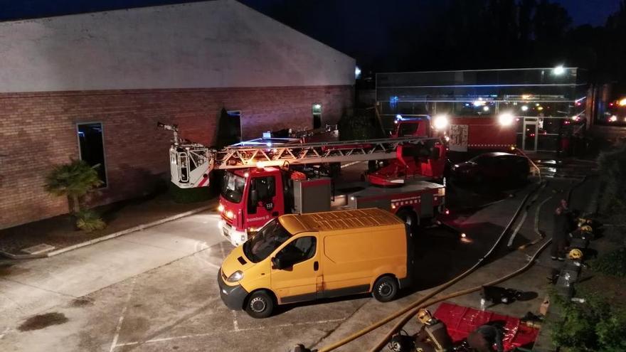 Vehicles dels Bombers de la Generalitat davant de la nau afectada · Salvador Redó