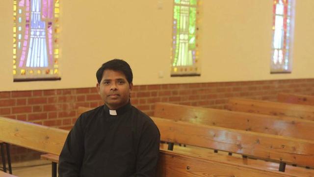 El padre Sanjib Bishoy en el templo de San Lorenzo. | ALBA PRIETO