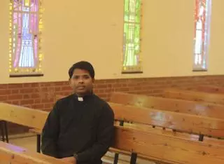 Sanjib Bishoy, misionero del Verbo Divino indio en la parroquia de Los Bloques: "Para ser sacerdote tuve que engañar a mis padres durante un tiempo "