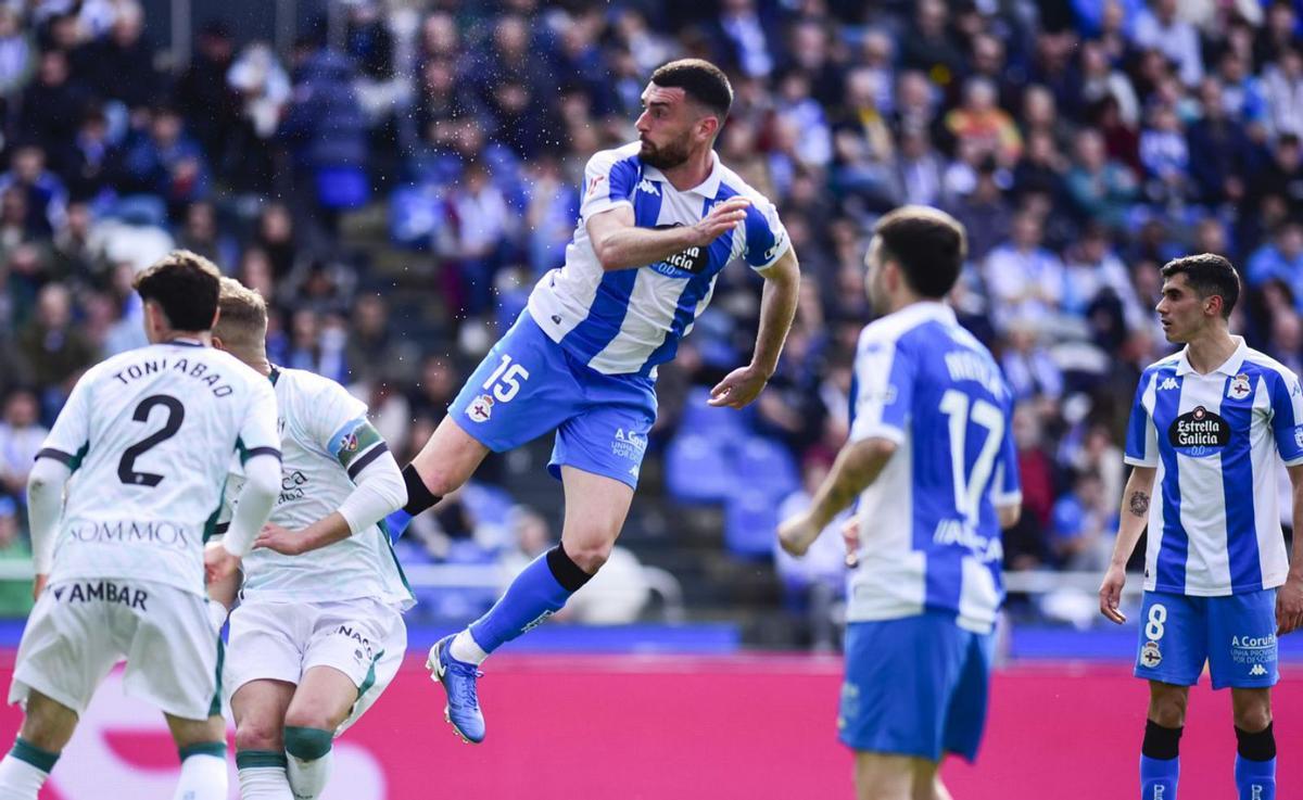 Pablo Vázquez remata de cabeza en el partido contra el Huesca en Riazor.  | |  CASTELEIRO/ROLLER AGENCIA