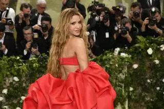 Shakira debuta en la Gala Met 2024 con un imponente vestido rojo