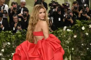 Shakira debuta en la Gala Met 2024 y sufre un pequeño tropiezo