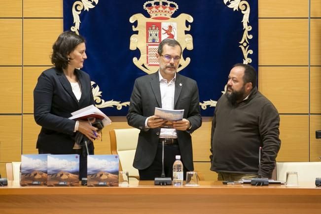 FUERTEVENTURA - El presidente del Cabildo de Fuerteventura, Marcial Morales,Juan José Ramos Melo, y la consejera de Medio Ambiente, Natalia Évora, presentan en rueda de prensa la Guía de Ecoturismo - 01-03-16