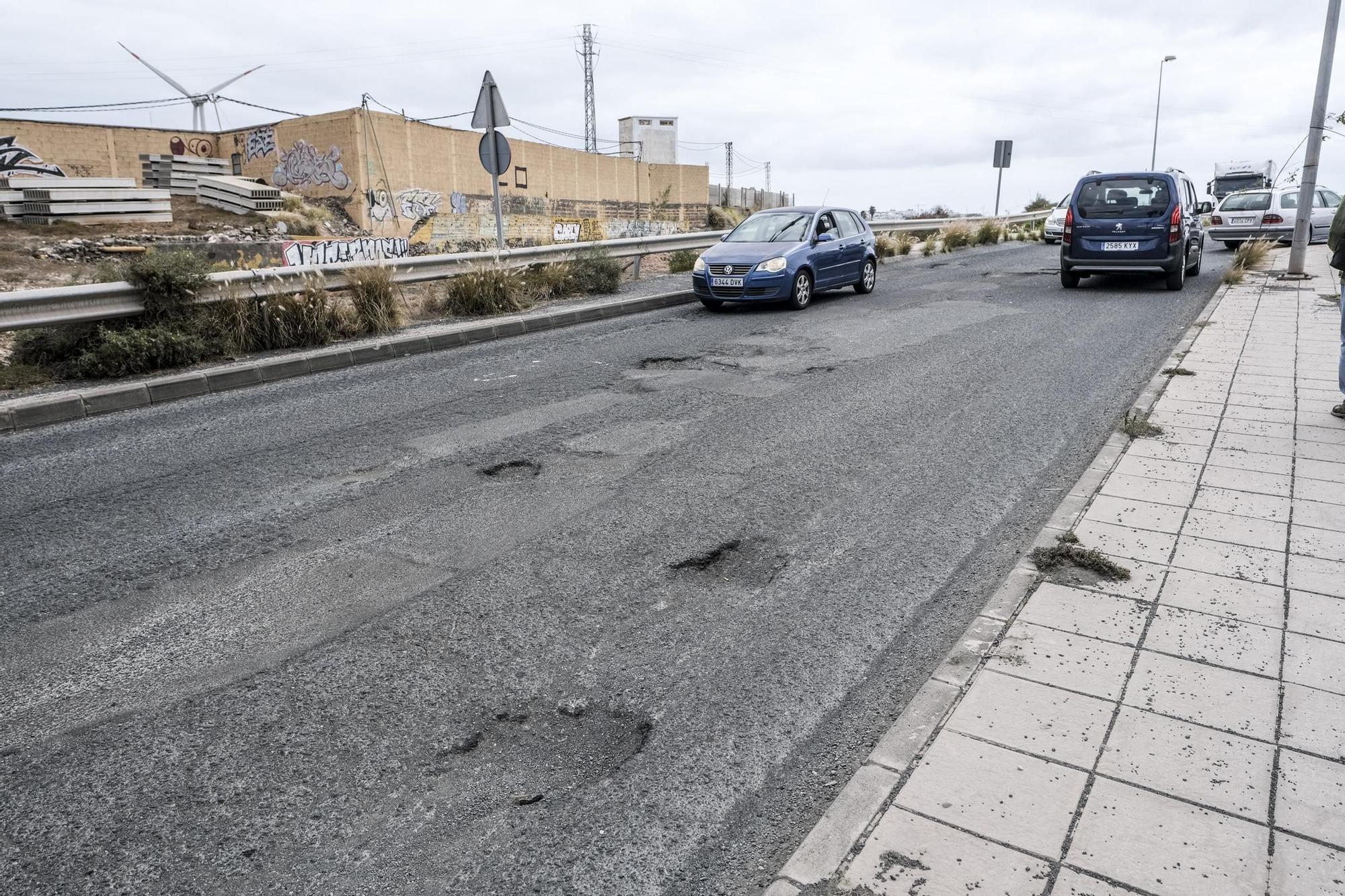 Socavones en el acceso a la GC-1 desde el polígono industrial de Salinetas