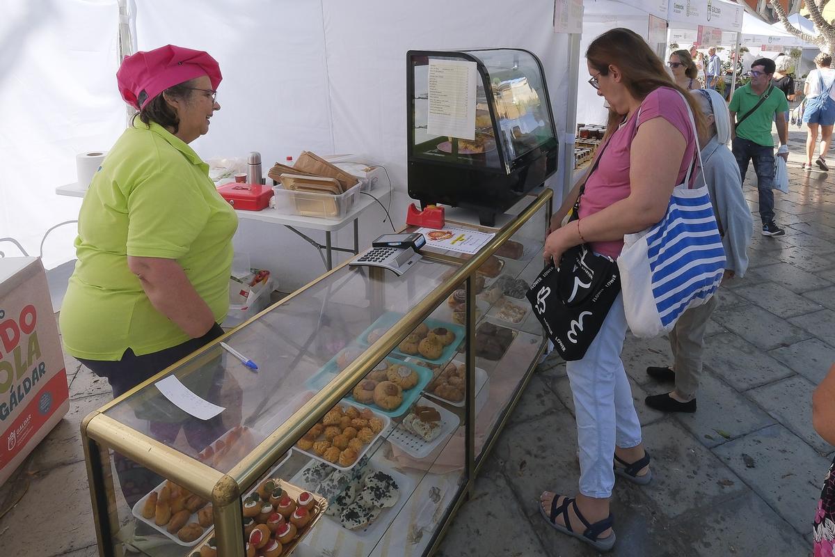 Rosi Déniz en el puesto de La dama del pan.