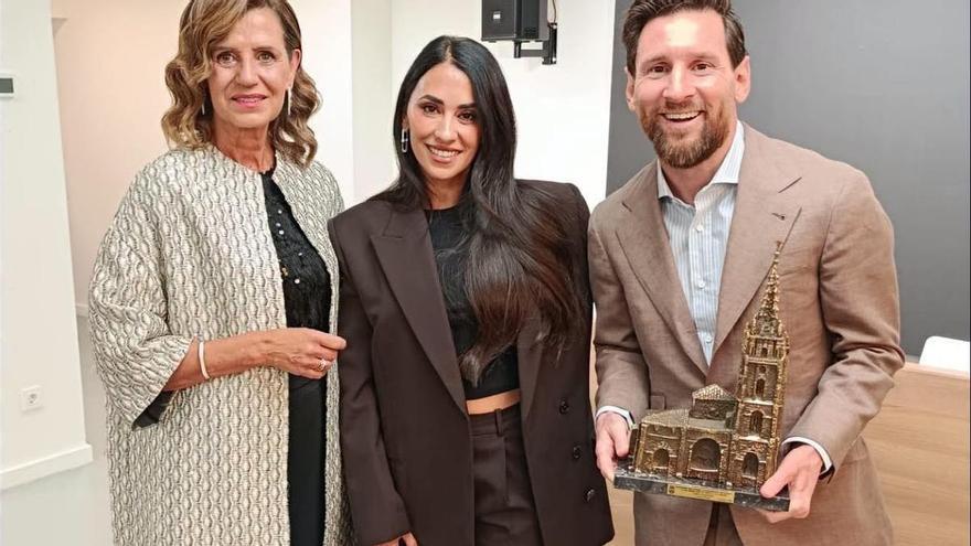 Una réplica de la Catedral para Messi y bombones de Peñalba para Antonela Roccuzzo: dos de los regalos que se llevaron de Oviedo