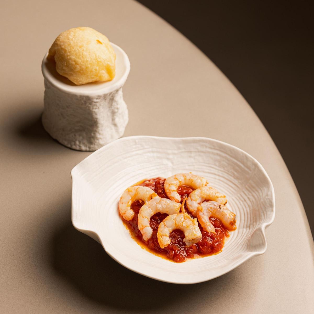 Bollito preñado de yema de huevo, fritá de tomate de Los Palacios y gamba blanca