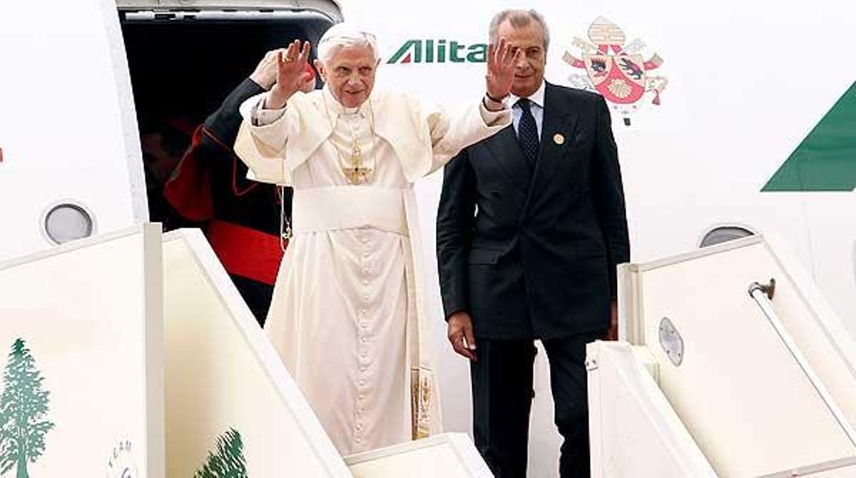 El Papa ha portat un missatge de pau al país, afectat per la guerra civil a la veïna Síria i les violentes protestes a Líbia i Egipte contra EUA.