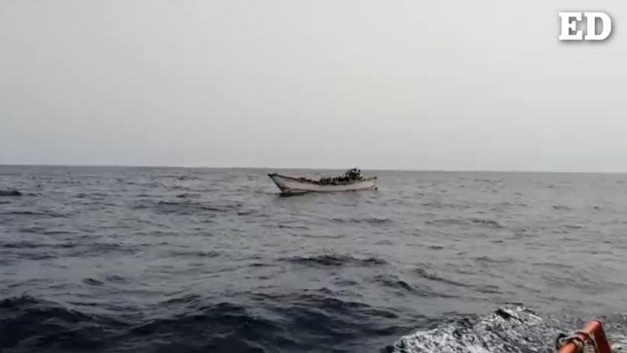 Salvamento traslada a Tenerife a 61 subsaharianos que navegaban en un cayuco
