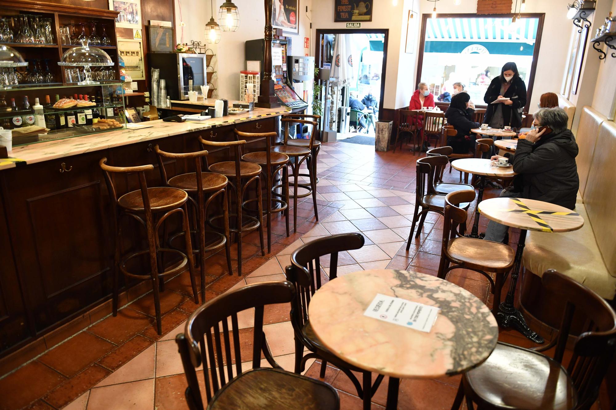 Los clientes vuelven a entrar en los bares de A Coruña en la desescalada de la 3ª ola de COVID