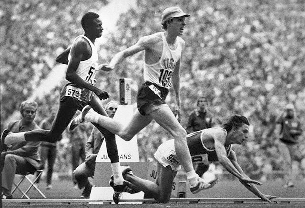El estadounidense David Wottle, en la final de 800 metros lisos de los Juegos Olímpicos de Múnich 1972