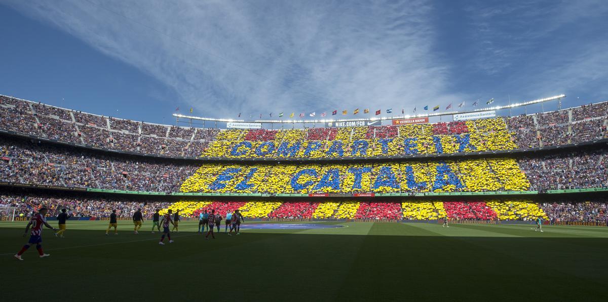 Mosaico en defensa del català en la grada del Camp Nou