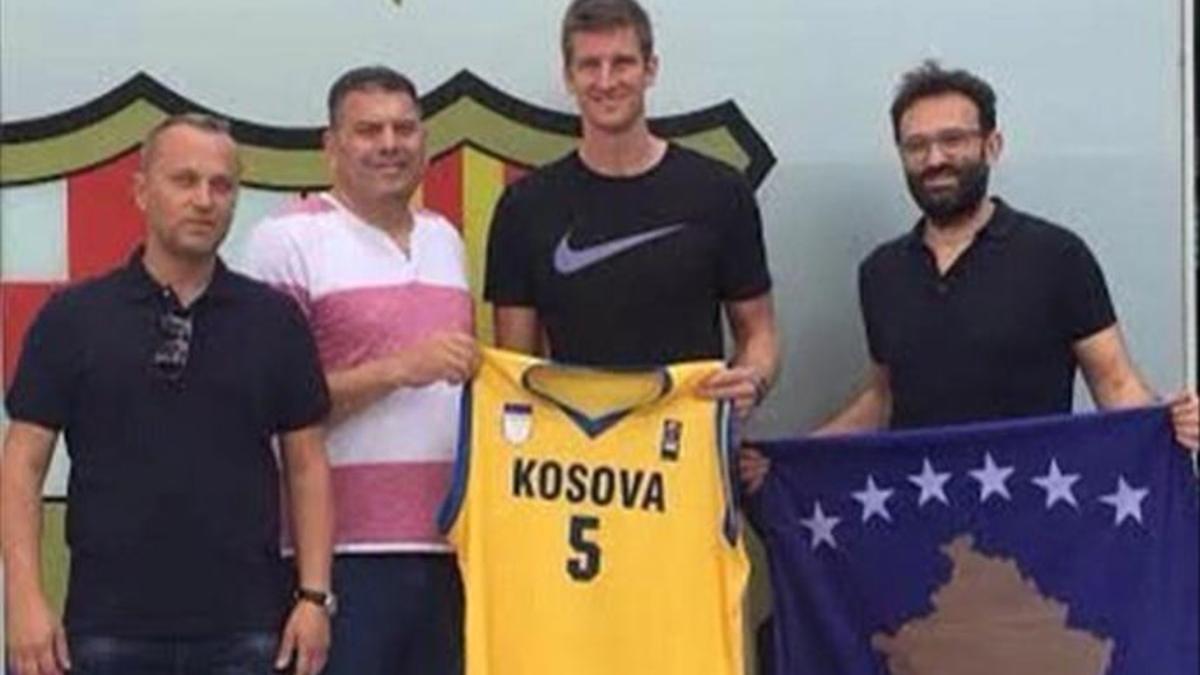 Doellman posando con la camiseta de Kosovo