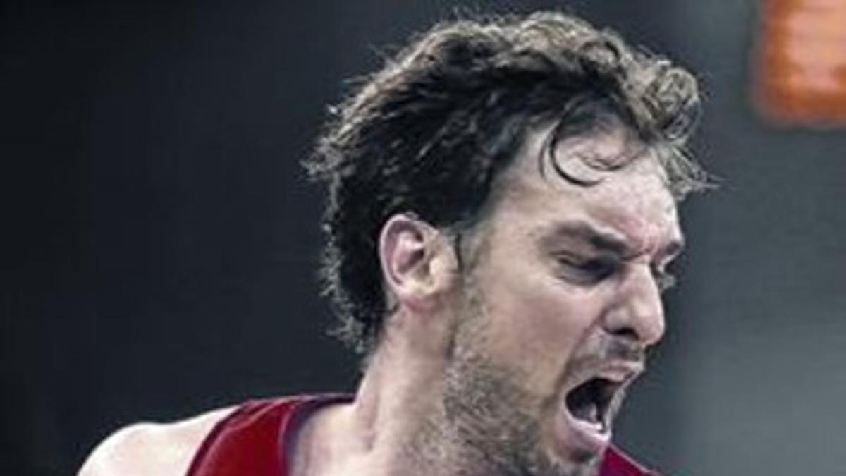 Pau Gasol, durante el partido con Brasil, en Granada.