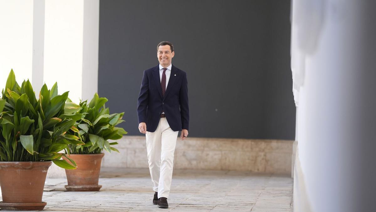El presidente de la Junta de Andalucía, Juanma Moreno, a su llagada para informar a los medios de comunicación sobre la estructura y composición del nuevo gobierno.