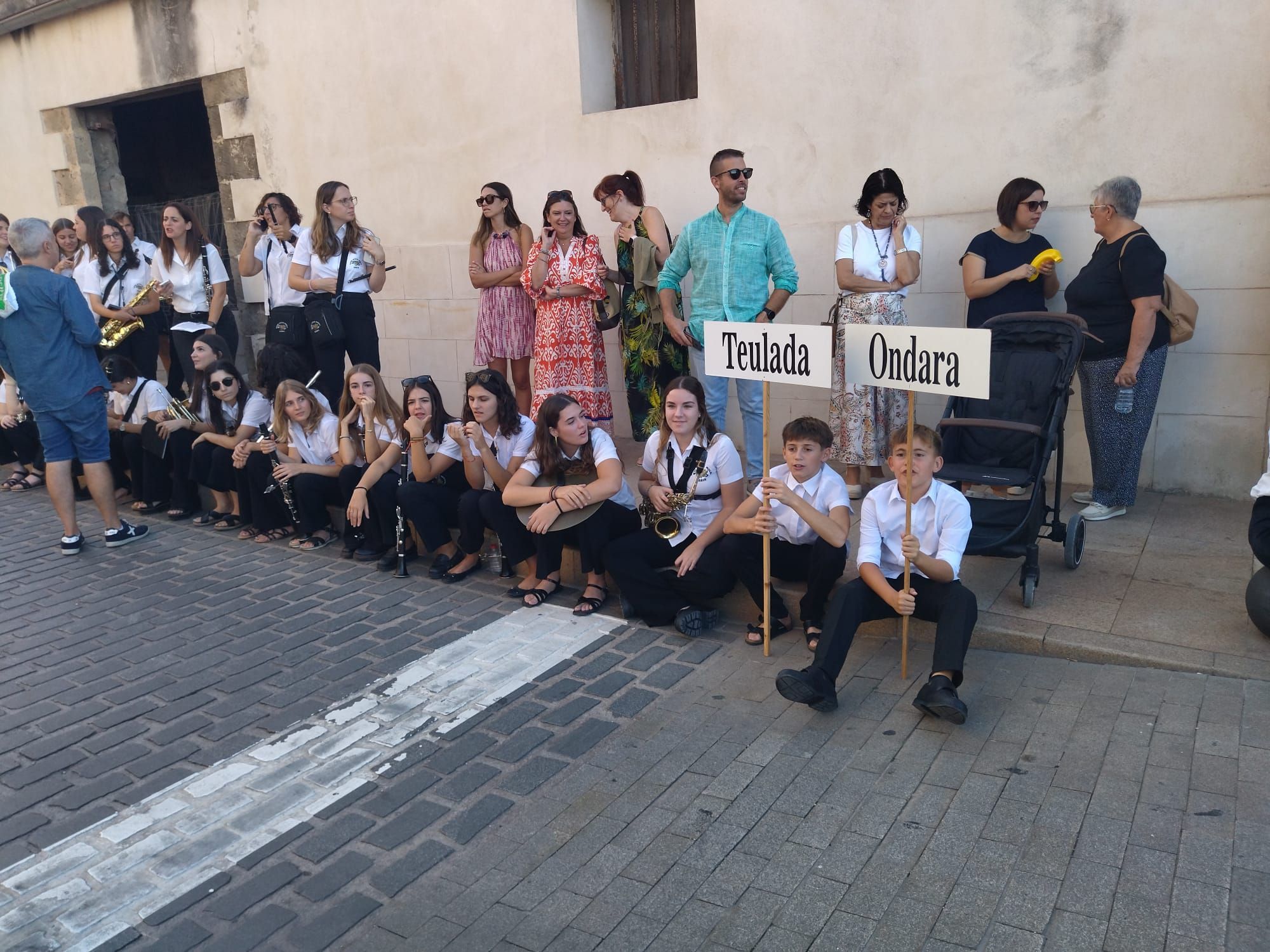 Xàbia, capital de la música: más de 800 músicos de toda la comarca llenan de vida las calles (imágenes)