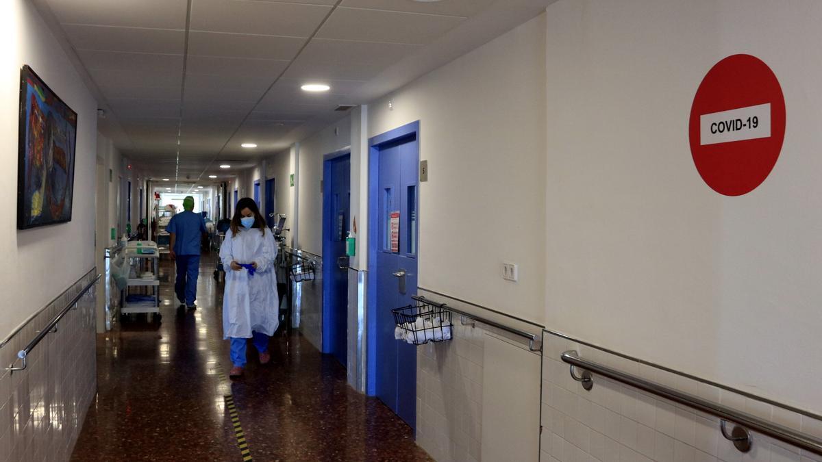 Una doctora de l&#039;Hospital del Mar es dirigeix a visitar un pacient ingressat a planta per covid-19, en la sisena onada de la pandèmia