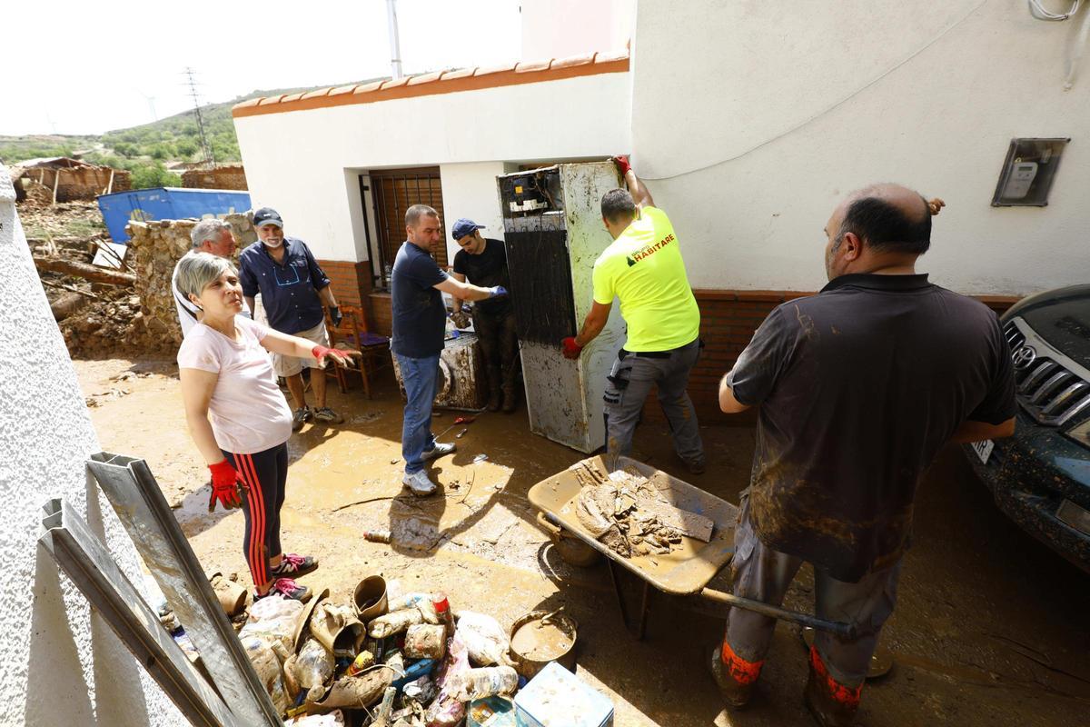 La casa de María Jesús durante la riada y un año después.