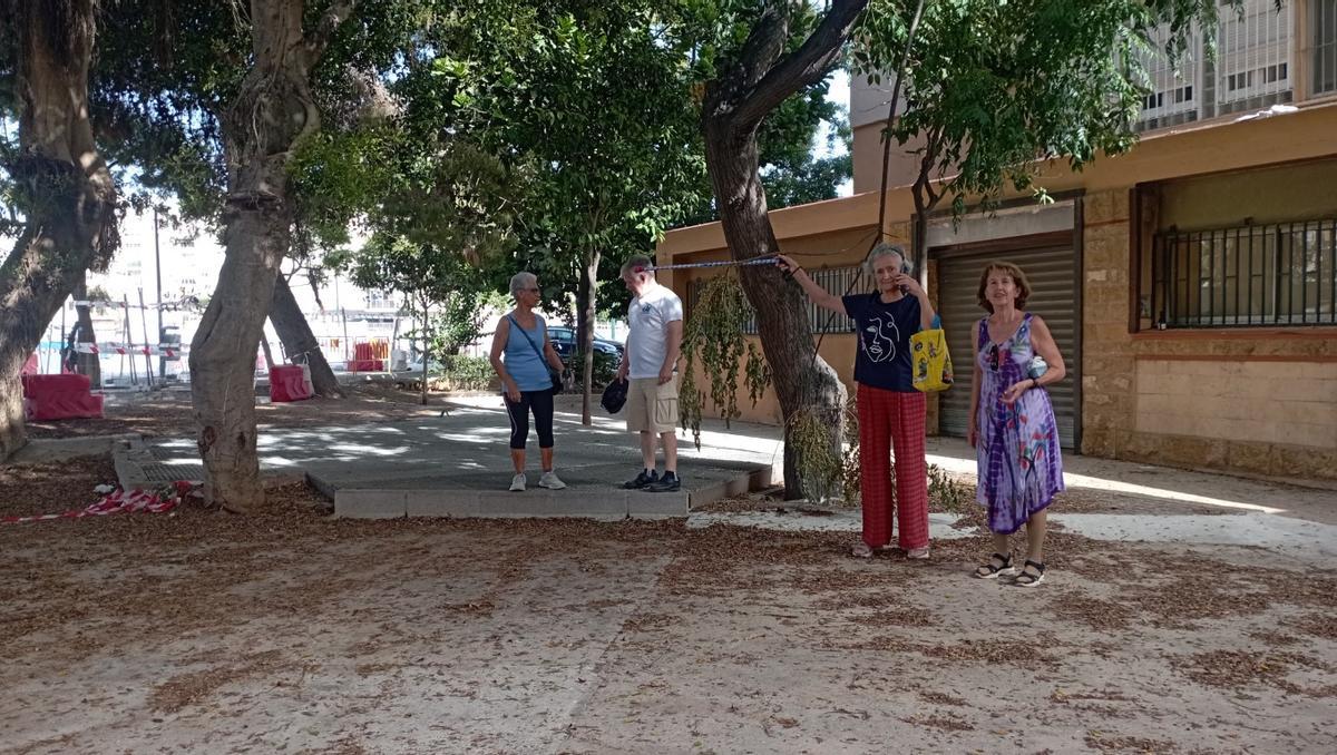 Los vecinos también reclaman que se arregle este espacio de la antigua Fundación Prometeo, en Virgen de Belén, presidida por un reja metálica que cubra un foso con cables.