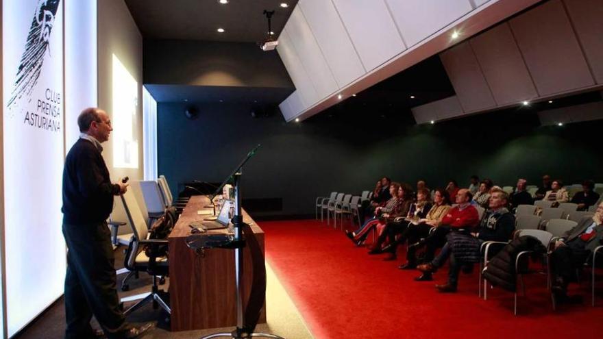 Enrique Macpherson, ayer, en el Club Prensa Asturiana de LA NUEVA ESPAÑA.