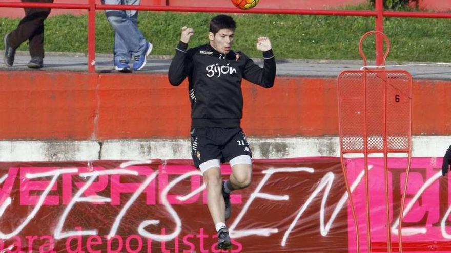 Jorge Meré cabecea un balón en el entrenamiento de ayer.