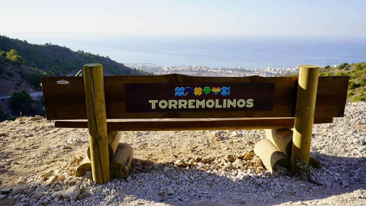 El banco panorámico de la Cañada del Lobo en Torremolinos ofrece unas vistas espectaculares de la costa de Málaga.