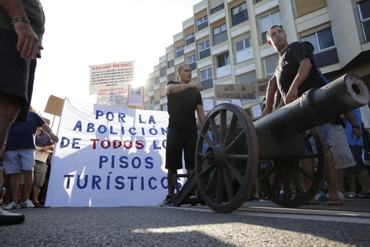 Los vecinos de la Barceloneta, en la plaza del Poeta Boscà, este sábado, juntándose para empezar la manifestación.