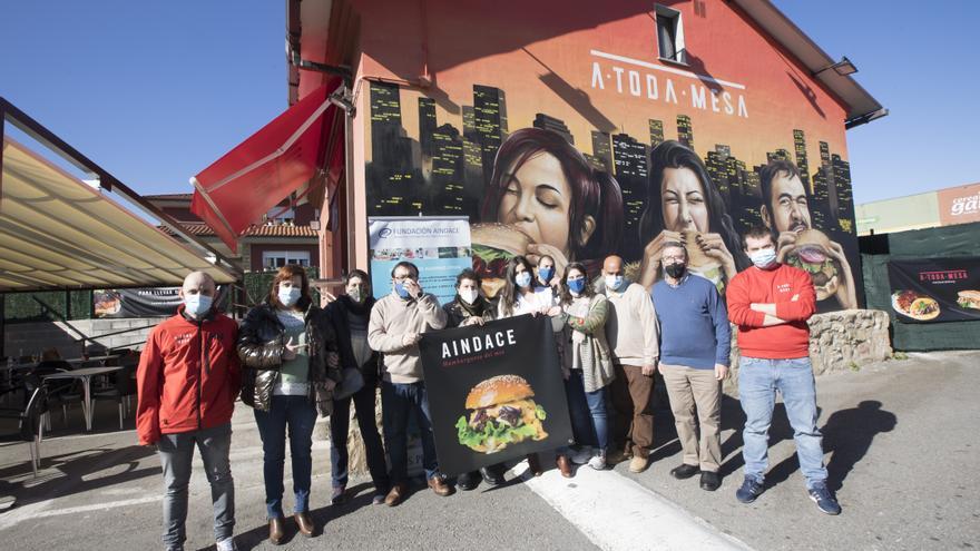 Les hamburgueses más solidaries véndense n&#039;Uviéu: &quot;Muncha xente vien a costa fecha pa collaborar nuna bona causa&quot;