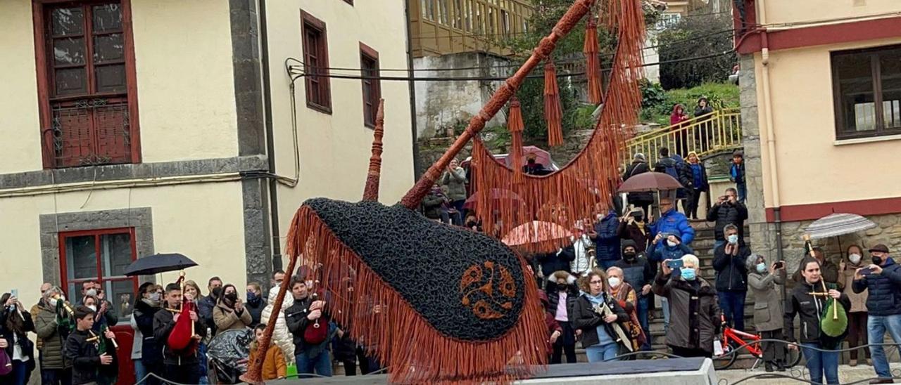 Asistentes al acto de inauguración de la escultura, en la plaza La Vacaína.