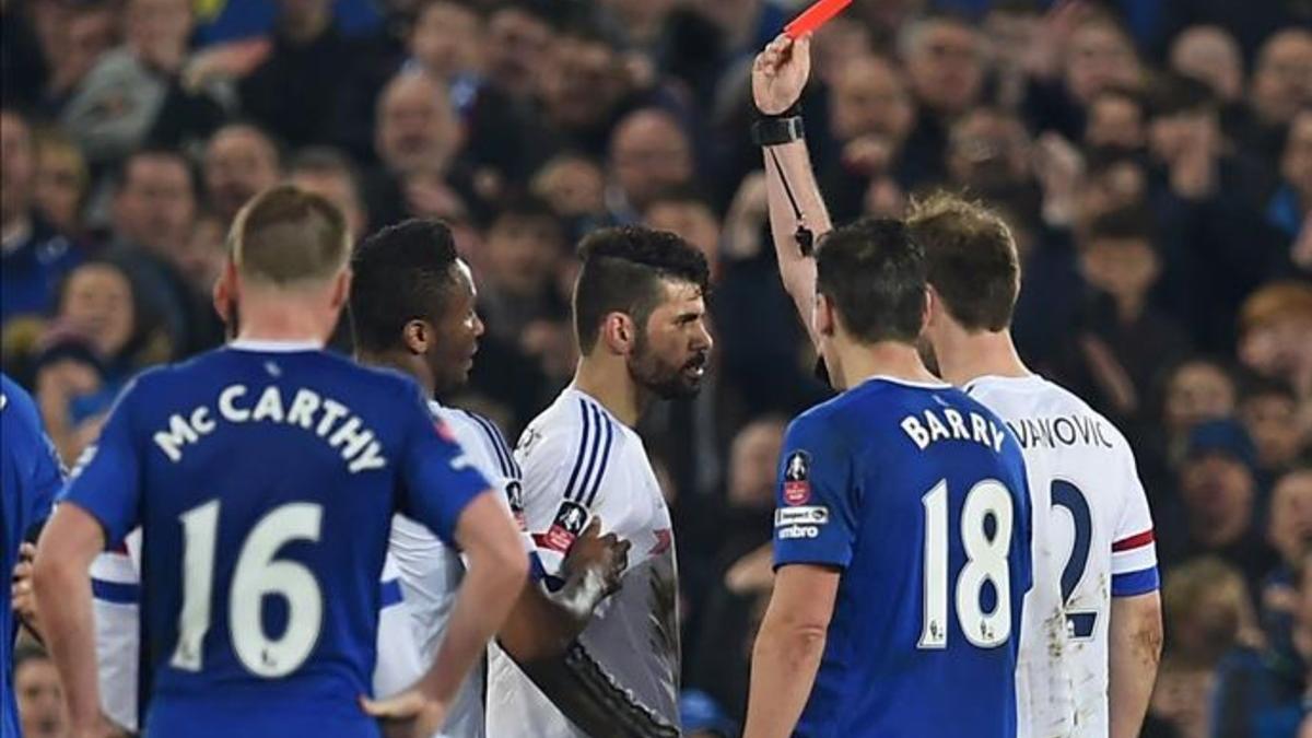 Diego Costa fue expulsado en el minuto 84 de partido tras un enfrentamiento con Gareth Barry