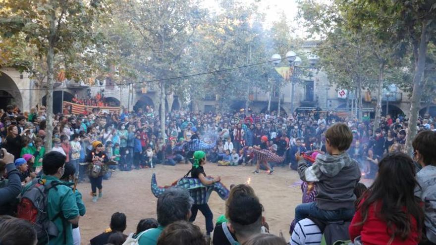 La Plaça Major de Banyoles plena de gom a gom durant el ball del Drac d’ahir a la tarda. | ACN