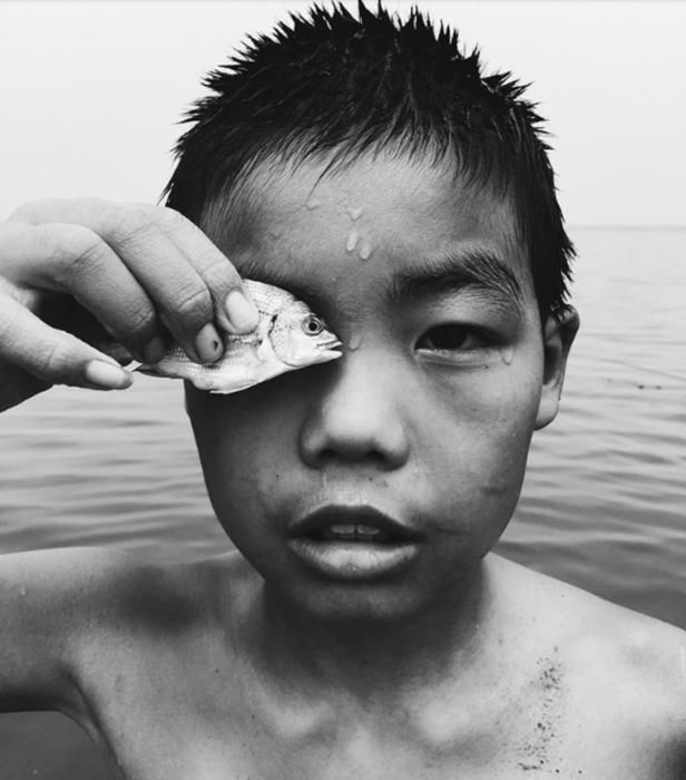 Segundo puesto, Fotógrafo del Año. Un niño en la orilla, YanTai ShanDong (China).