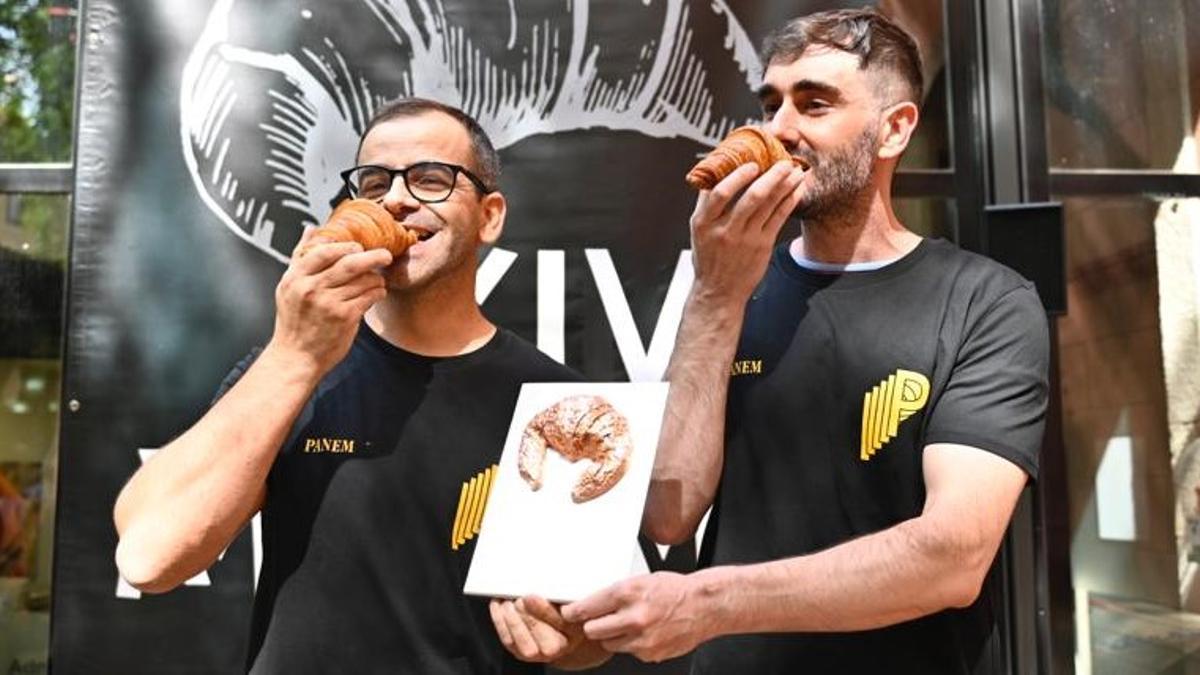 Antonio García (con gafas) y Nacho Ramiro, de Panem (Madrid), celebran la victoria en el concurso del Mejor Cruasán Artesano de Mantequilla de España de 2021.