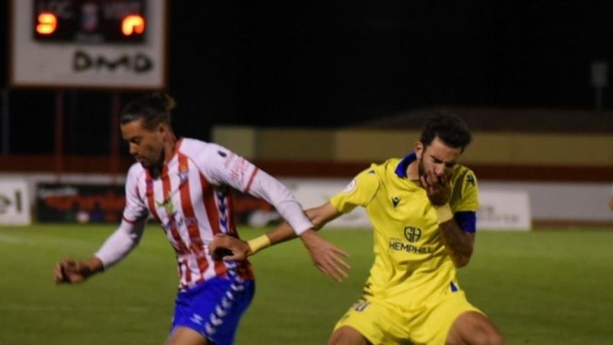 David Agudo, en una pugna con un jugador del Cádiz B.