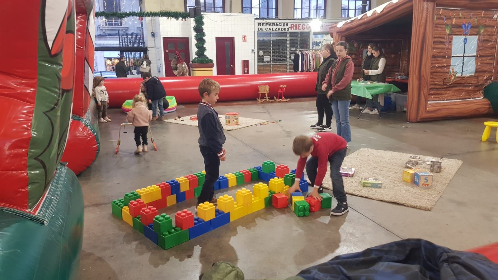 La plaza de abastos de Villaviciosa se convierte en un gran parque de juegos: así es el Salón de Navidad