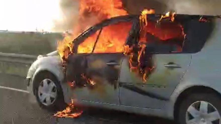 Imagen del coche que ardía en la salida de Sangonera la Verde